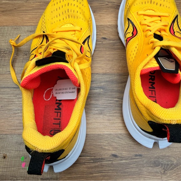 Saucony Kinvara 13 women size 8.5 Running Shoe, VIZIGLD/VIZIRED Yellow Athletic - Picture 4 of 9